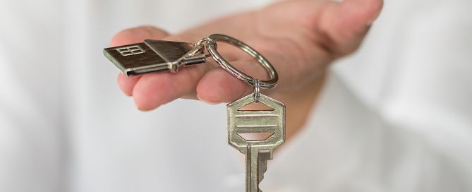 homesharing ; handing over a house key