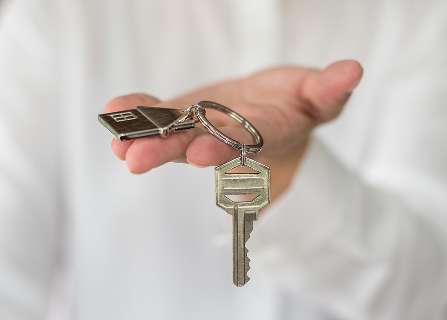 homesharing ; handing over a house key